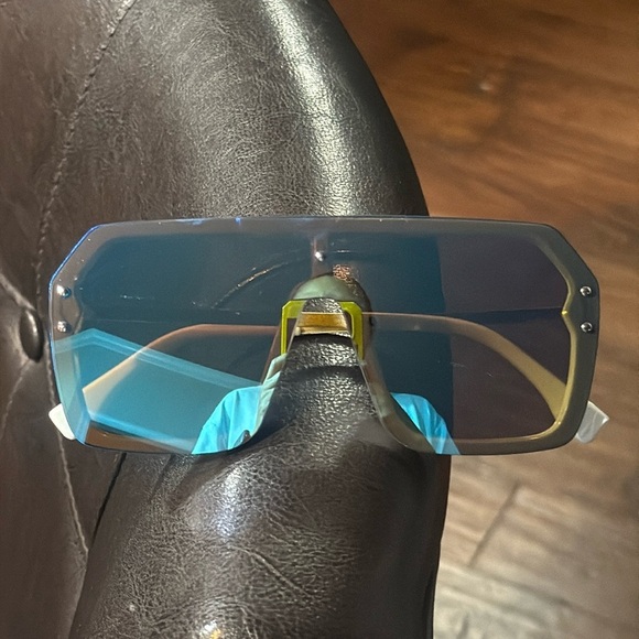 BRAND NEW! Stylish Blue and White Sunglasses - Picture 7 of 9